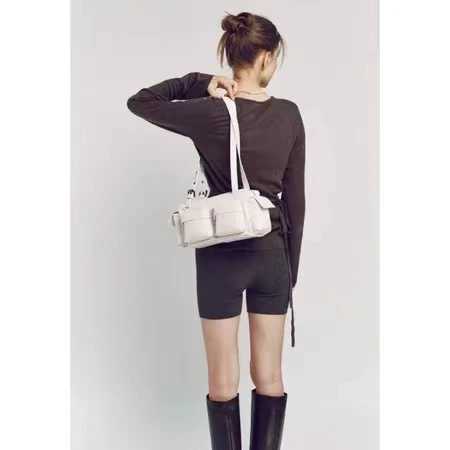 Same motorcycle bag by Samodoh Hg Eun chae same shopping bag on Samodoh Sg Yuqis arm Y250318