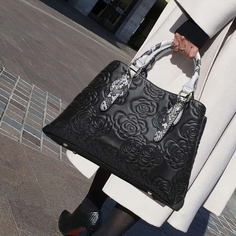 2025 New Designer Bag Women's Genuine Leather Light Luxury Handbag Large Capacity Black With Serpentine Pattern Design Wallet