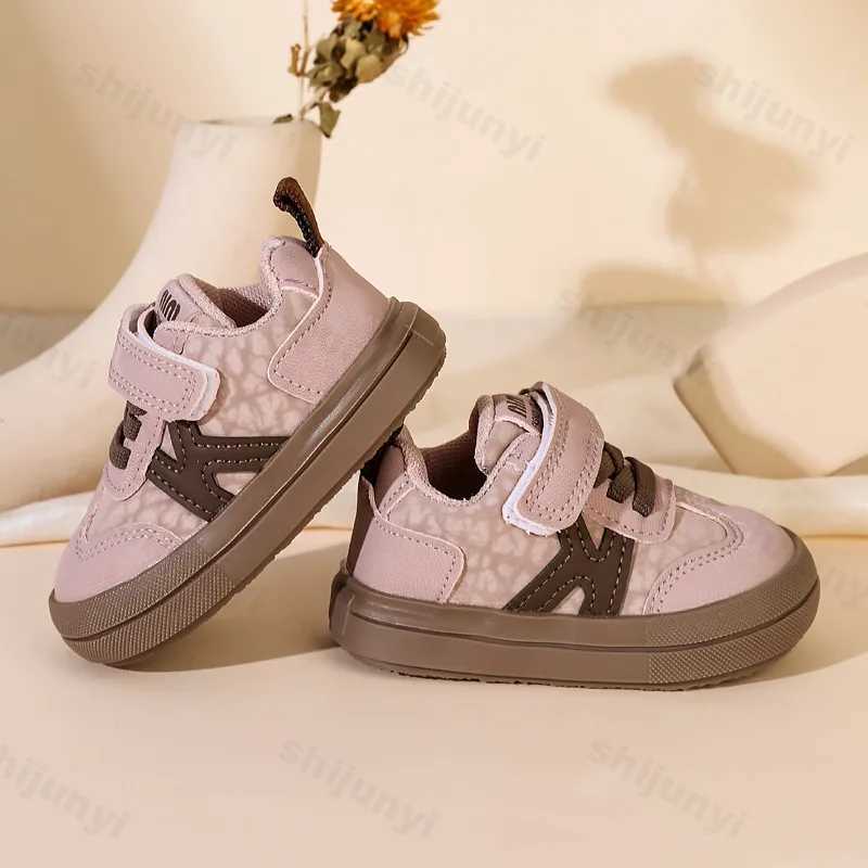 Childrens sports shoes seasonal new boys anti slip running shoes fashionable outdoor girls anti slip childrens soft soled childrens sports shoesXJ2503
