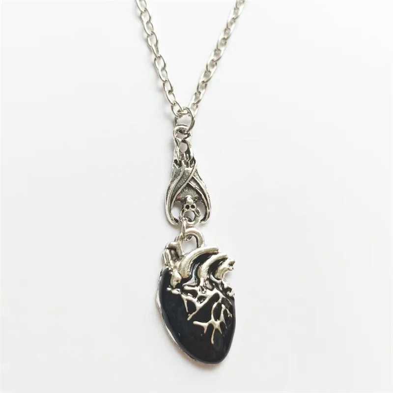 Gothic Vampire Bat Bloody Heart Pendant Necklace Fashion Pagan Witch Jewelry Anatomy Heart Halloween Accessories Gift W250318