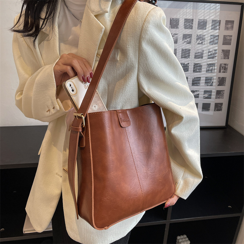 Fashionable Bucket fashion New Korean Version Popular Casual Large Capacity Niche Single Shoulder Women's Bag Fashion Shoulder Bags