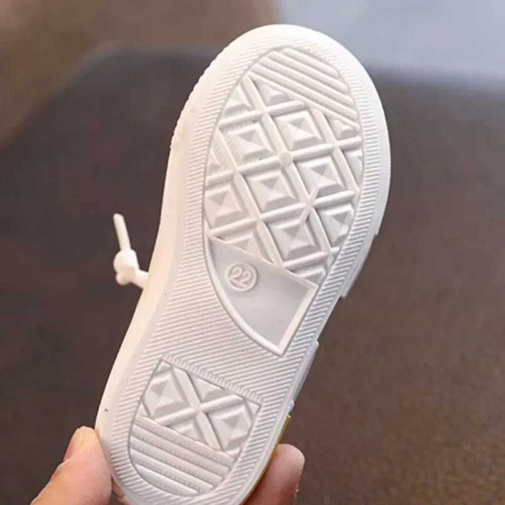 Childrens canvas shoes spring and autumn sports shoes boys casual sports running shoes girls breathable soft soled childrens flat sports shoes W250318