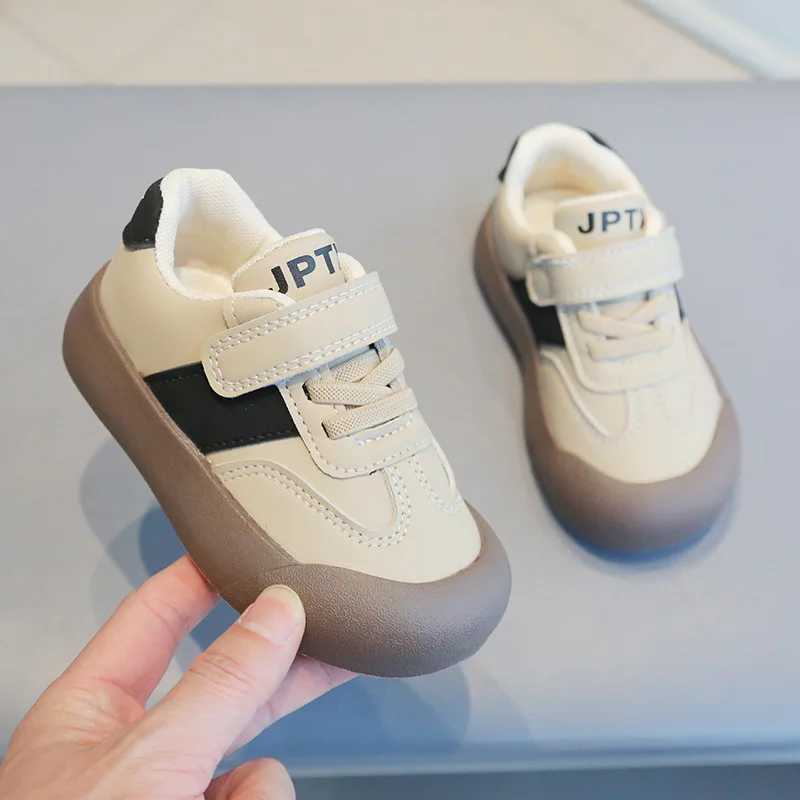 Baby walking shoes with anti slip soft sole boys and girls coaching shoes toe cover anti kick 2025 new fashion childrens sports shoesXJ250318