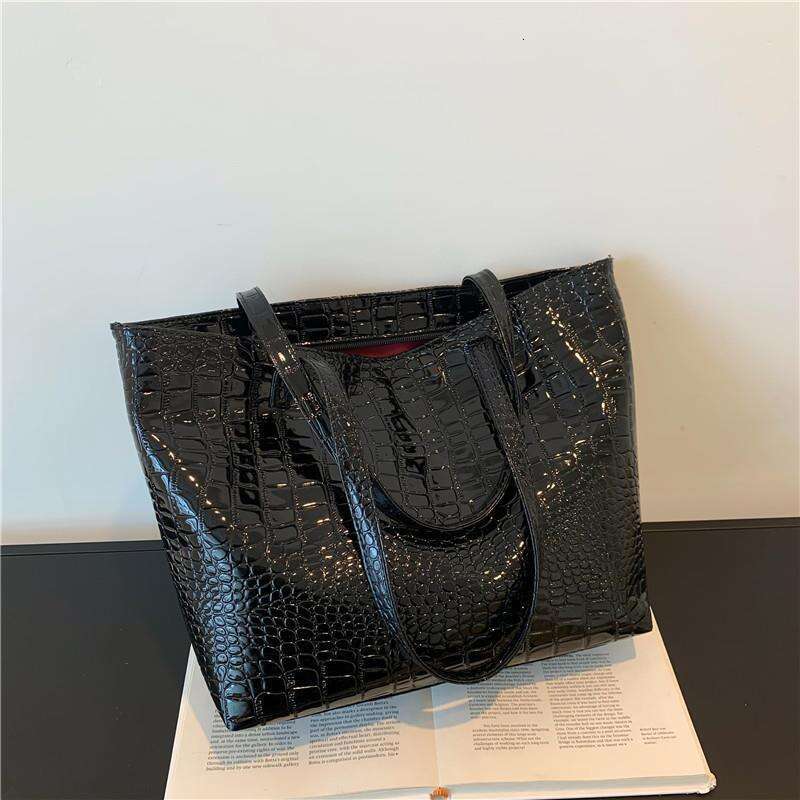 Crocodile patterned shoulder large capacity women's bag, 2022 new trendy Korean version, simple commuting portable PU tote bag