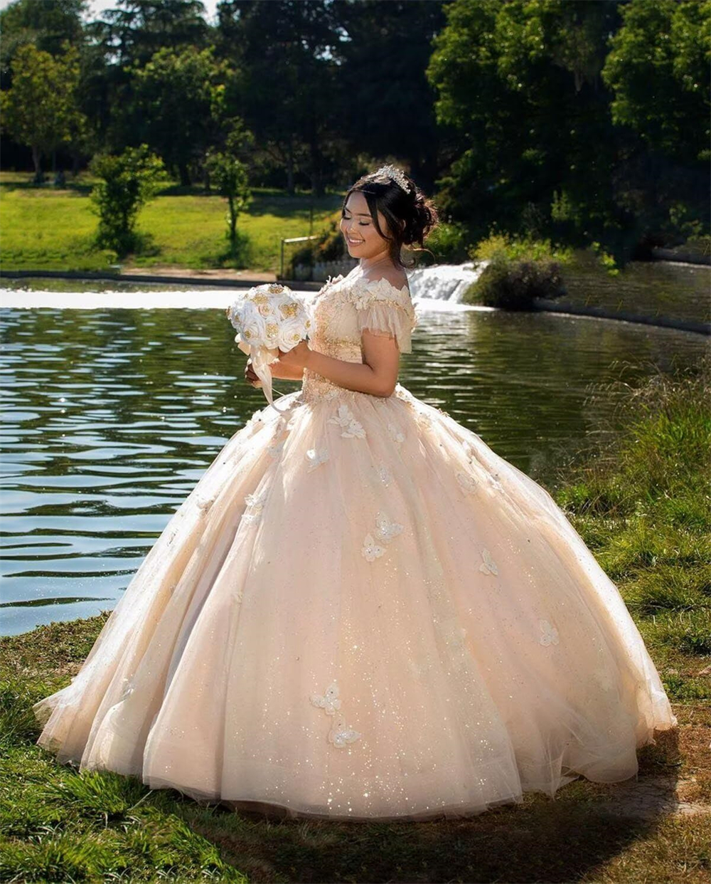 Ball Gown Quinceanera Dresses Puff Sleeve Butterfly Appliques Deep V-Neck Lace-up Tulle Plus Size Sweet 15 16 Princess Birthday Party Gowns Vestidos D