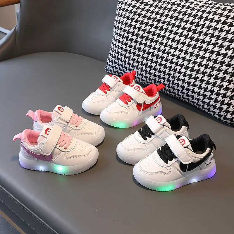 Boys sports board shoes LED childrens shoes girls casual white shoes soft soled non slip shoes and shiny shoes W250318