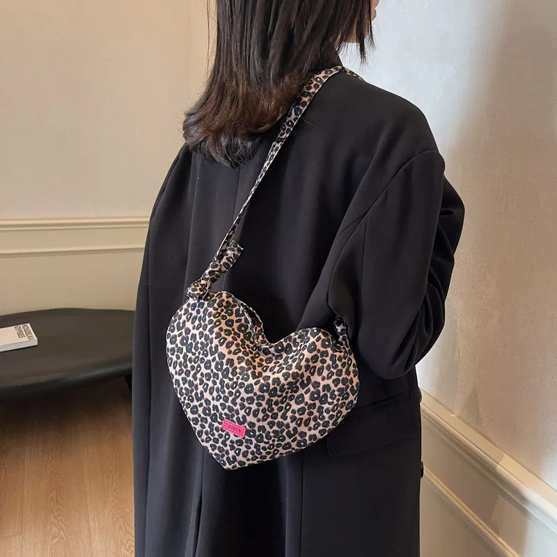 New 2025 Heart Shaped Shoulder Bag Fashion Leopard Chain Crossbody Bag Plush Handbag Cute Zipper Purse For Womans Tote Bag Gift R250318