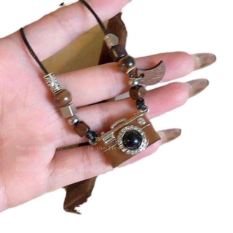 2024 new brown camera necklace, women's sweet, cool, spicy style hoodie chain, light , niche design accessories