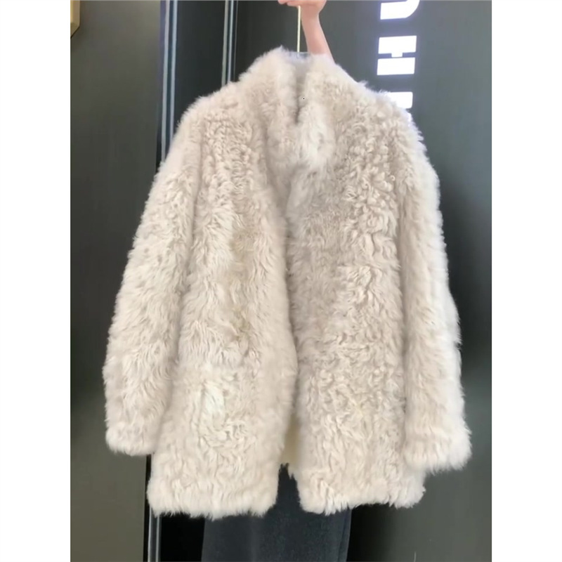White Xiaoxiang lamb wool coat for women 2024 new style, popular this year, beautiful Korean lazy style niche top