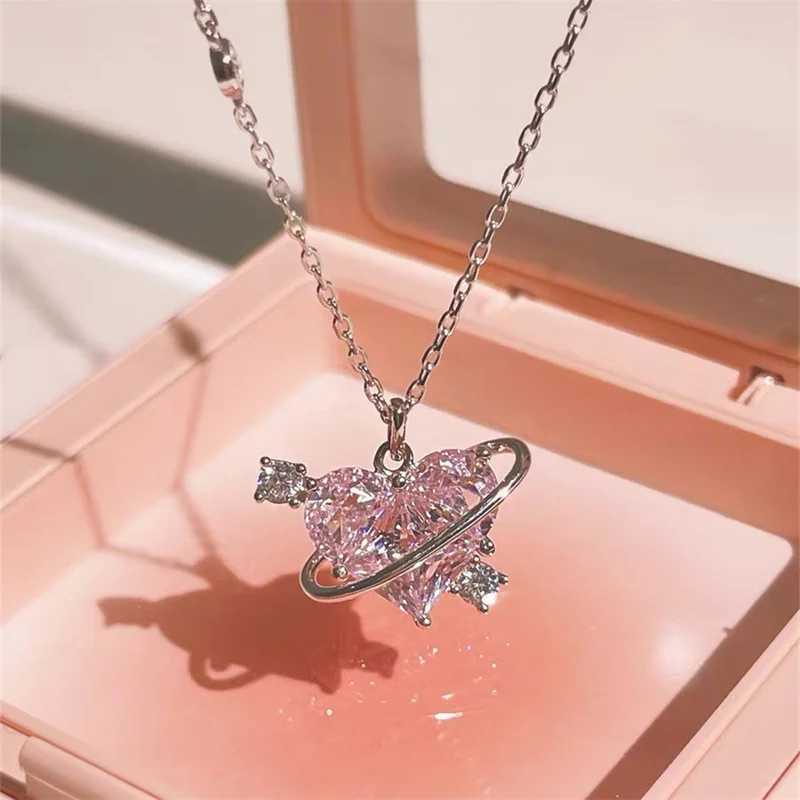 Y2K Pink Planet Heart Shaped Zircon Pendant Necklace Womens Fashion Aesthetics Cravik Chain Necklace Valentines Day Gift Party Jewelry W250318