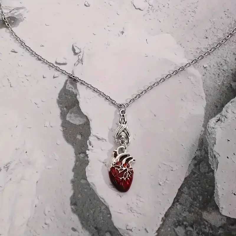 Gothic Vampire Bat Bloody Heart Pendant Necklace Fashion Pagan Witch Jewelry Anatomy Heart Halloween Accessories Gift W250318