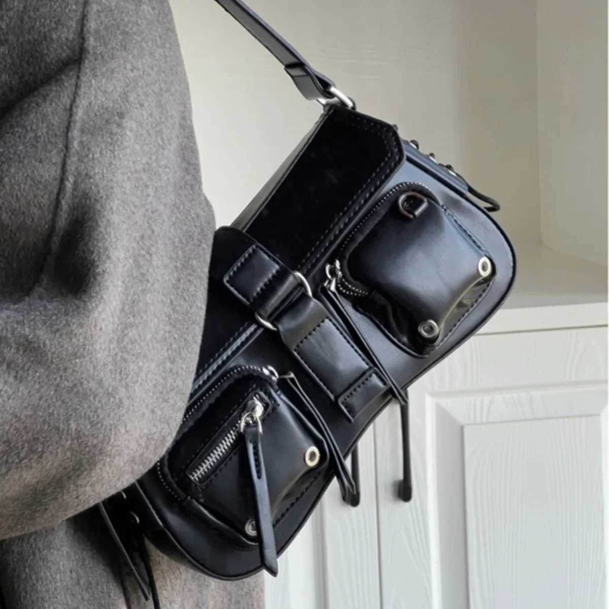 Trendy Cool Wens motorcycle bag niche design 2024 new underwear French bread bag single Shoder tilted cross bag Y250318