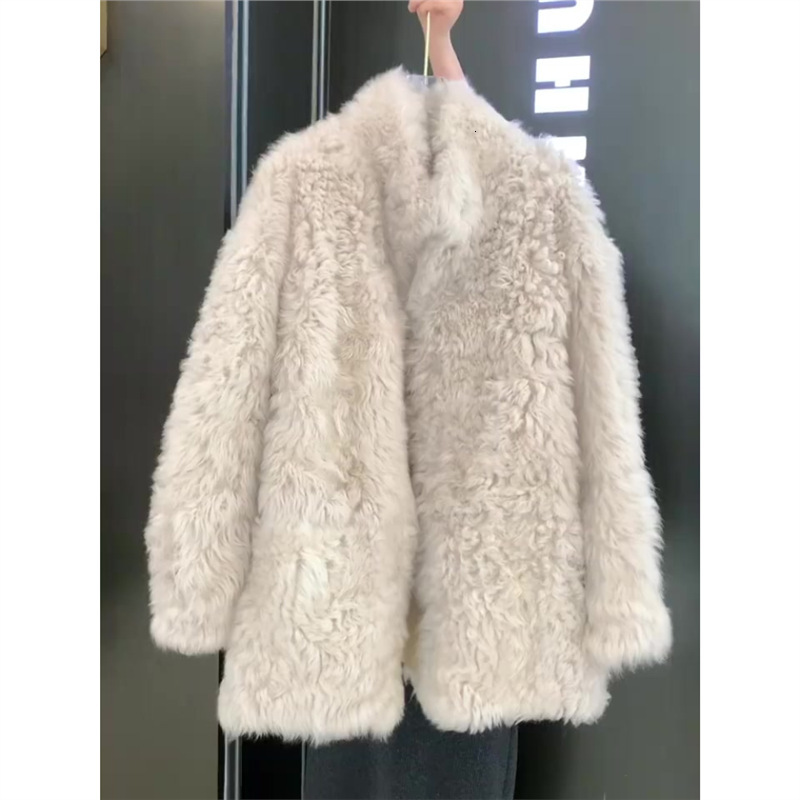 White Xiaoxiang lamb wool coat for women 2024 new style, popular this year, beautiful Korean lazy style niche top