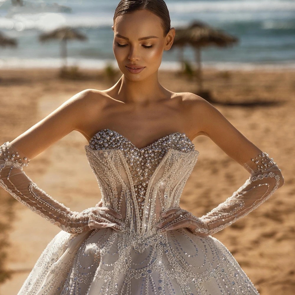 Gorgeous A e Women Wedding Sweetheart Neck Strapless Sleeveless Bridal Gowns Sequins Pearls Rhie Sweep Train Dress Custom Made