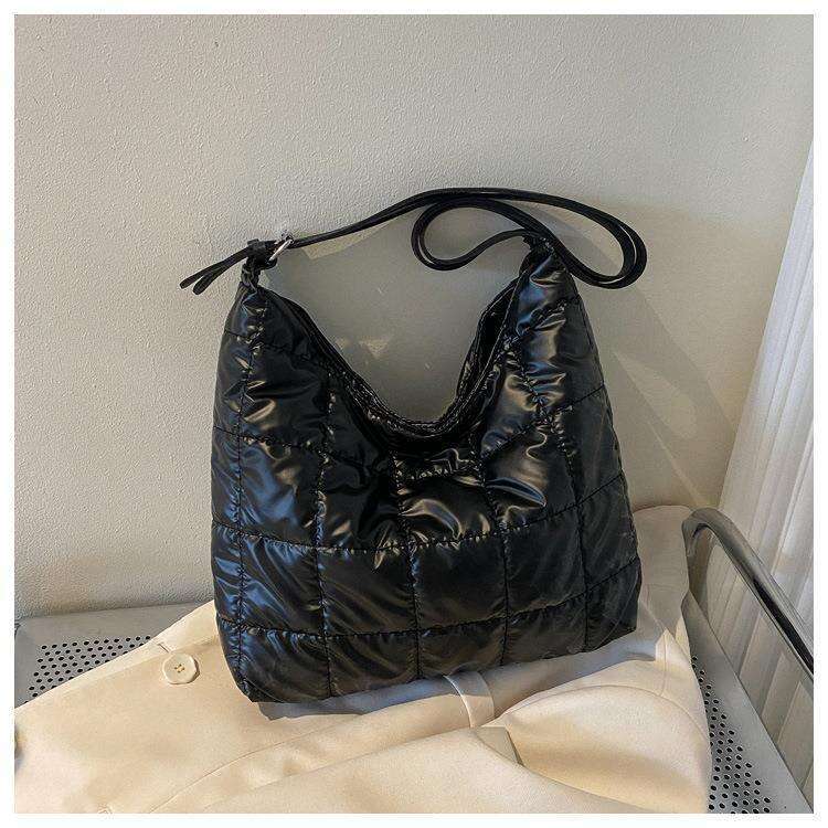 Women's 2022 autumn new fashionable and stylish shoulder casual large capacity armpit bag handbag