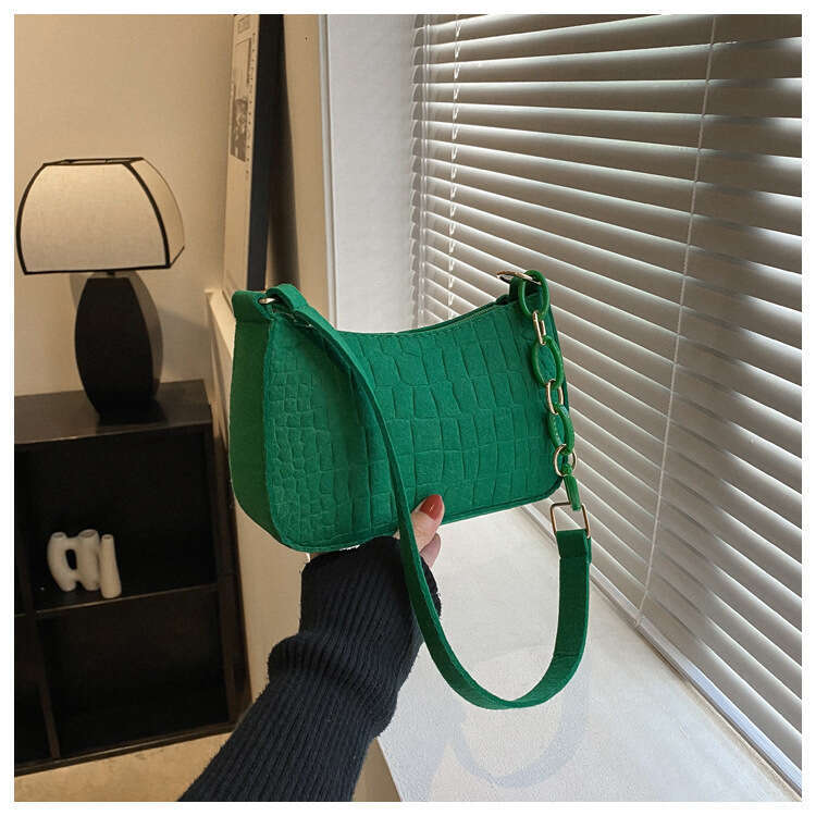 Leisure crossbody for women in autumn and winter 2022, new square felt trendy small body bag, simple one shoulder leisure bag