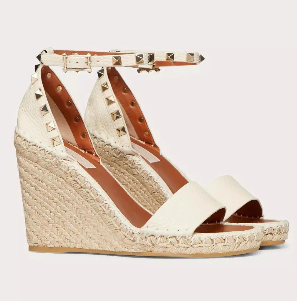 25S Famous Summer Nice Shoes Women Studs Wedges Sandals Shoes White Elegant Woman High Heels Wedge Calfskin Rivets Ankle Strap Luxury Designer Sandal Shoe Eu35-43