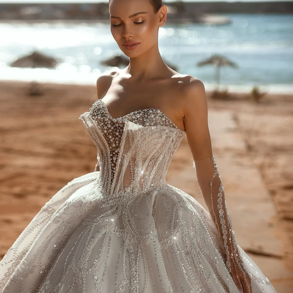 Gorgeous A e Women Wedding Sweetheart Neck Strapless Sleeveless Bridal Gowns Sequins Pearls Rhie Sweep Train Dress Custom Made