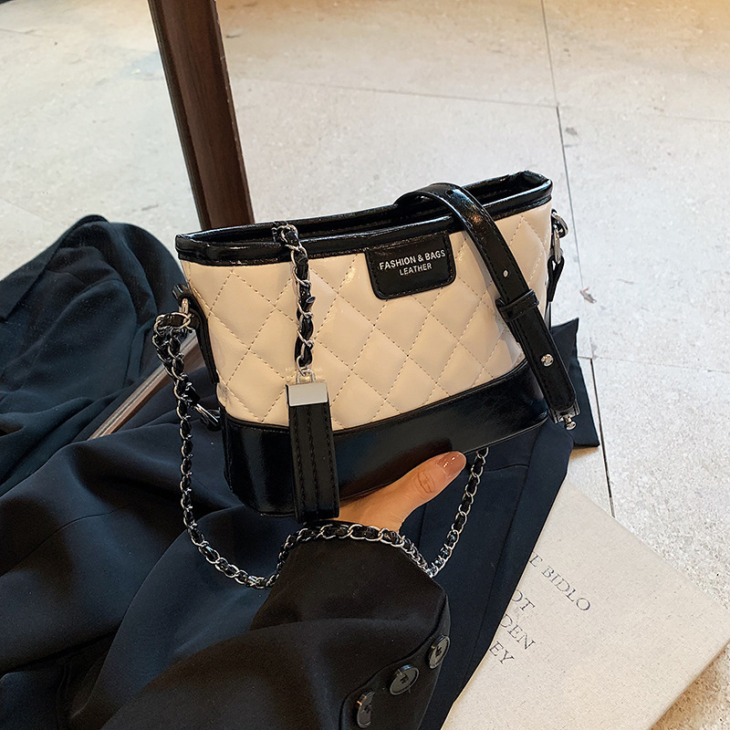 25 Summer New Lingge Chain High Quality Embroidery Thread Cross Handbag High End Designer Fashion Crossbody Bag Versatile Small Fragrant Women s Walle