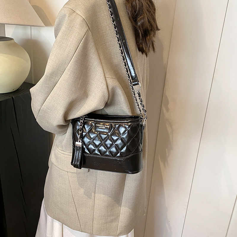 25 Summer New Lingge Chain High Quality Embroidery Thread Cross Handbag High End Designer Fashion Crossbody Bag Versatile Small Fragrant Women s Walle
