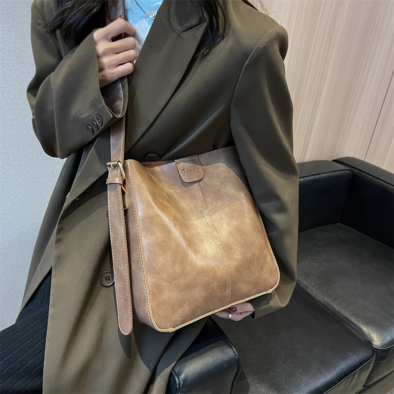 Fashionable Bucket fashion New Korean Version Popular Casual Large Capacity Niche Single Shoulder Women's Bag Fashion Shoulder Bags