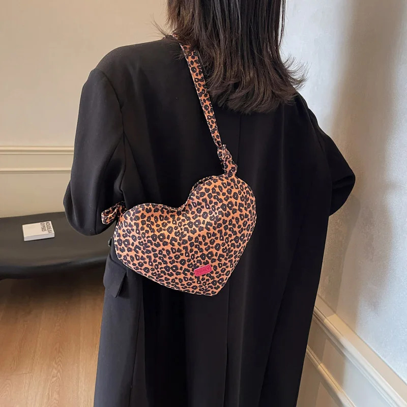 New 2025 Heart Shaped Shoulder Bag Fashion Leopard Chain Crossbody Bag Plush Handbag Cute Zipper Purse For Womans Tote Bag Gift R250318
