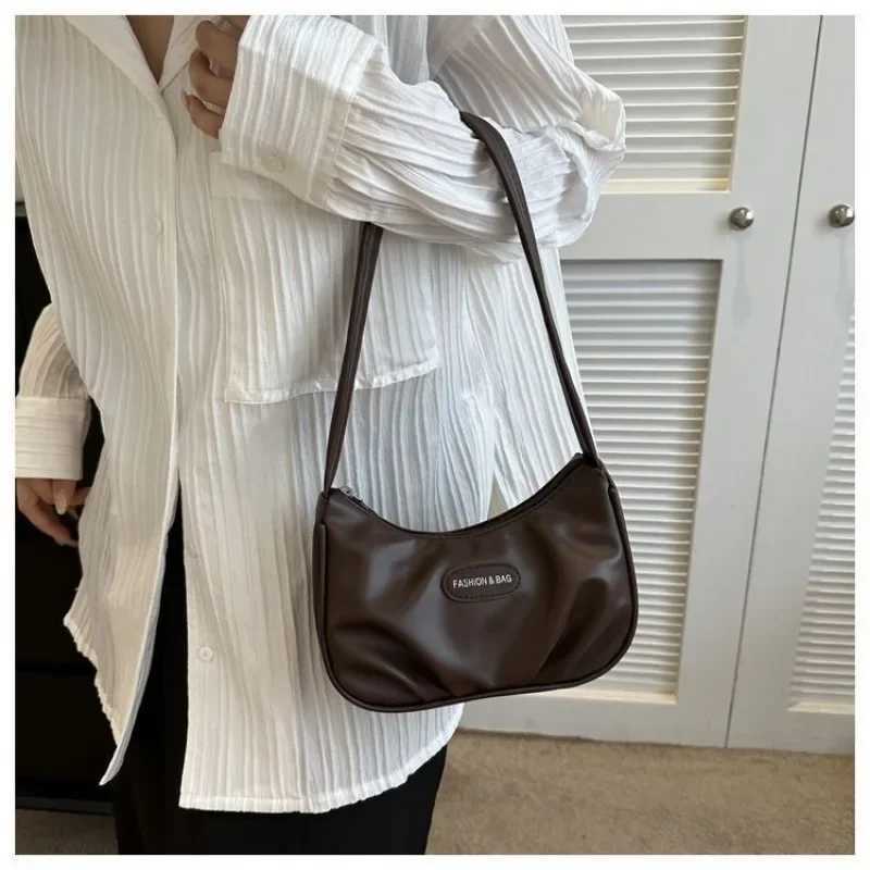 2025 Solid Color PU Leather Shoder Bag Wen Designer Casual Purse Cmuting Small Handbag Hobos Underarm Bag Fem Z250318
