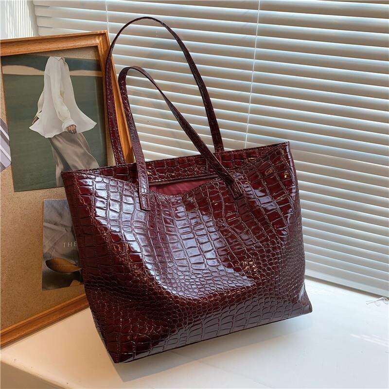 Crocodile patterned shoulder large capacity women's bag, 2022 new trendy Korean version, simple commuting portable PU tote bag