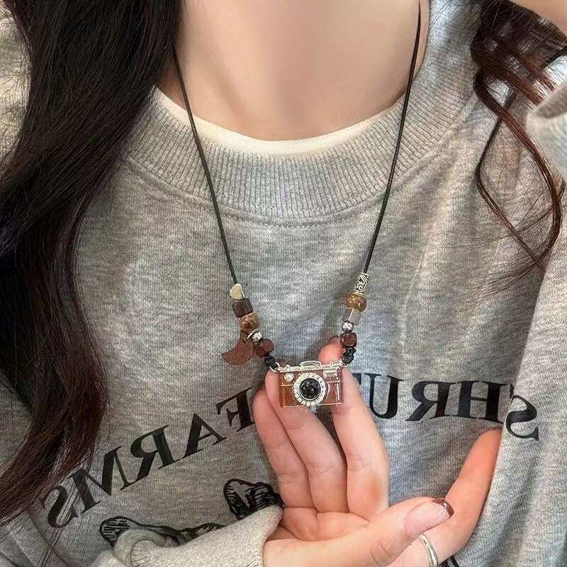 2024 new brown camera necklace, women's sweet, cool, spicy style hoodie chain, light , niche design accessories