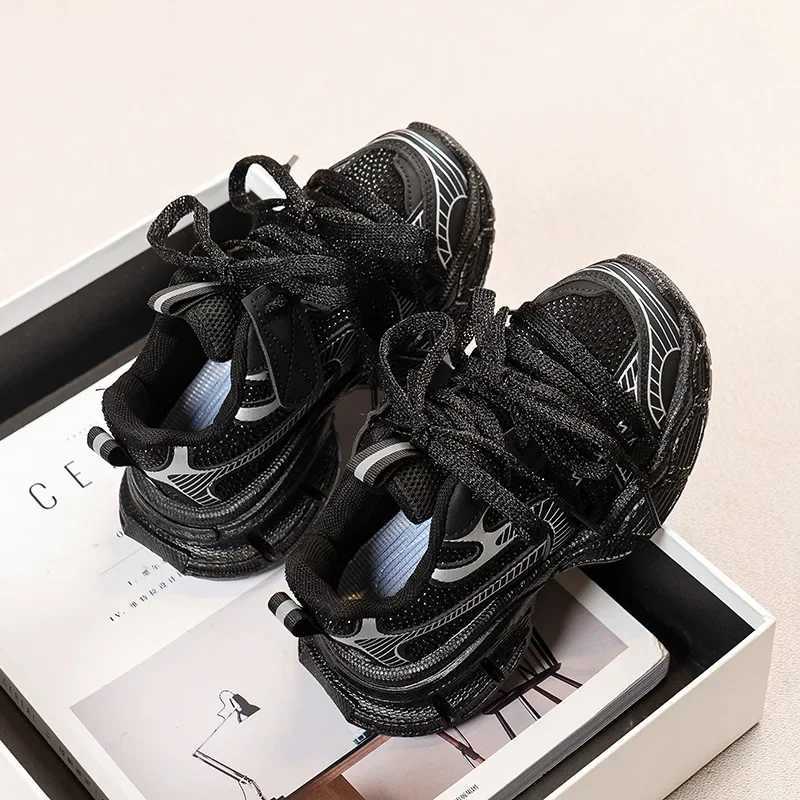 Childrens Spring/Summer 2024 New Sle Korean Edition Breathable Mesh Sneakers for Boys and Girls Casual Running Shoes W250318