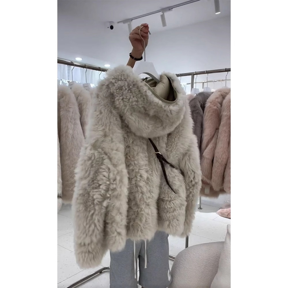 European goods heavy industry design lamb wool hooded top with high-end feel, light luxury imitation fur coat for women in winter