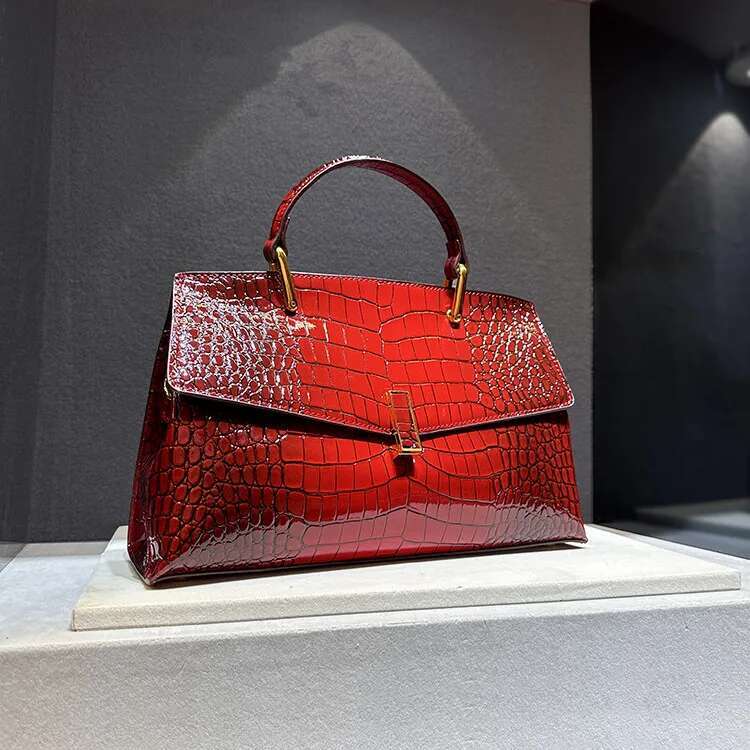 Fashion Leather Women Handbags Crocodile Pattern Lady Shoulder Messenger Red Bag New Large Capacity Portable Shell Bags