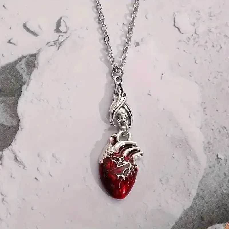 Gothic Vampire Bat Bloody Heart Pendant Necklace Fashion Pagan Witch Jewelry Anatomy Heart Halloween Accessories Gift W250318