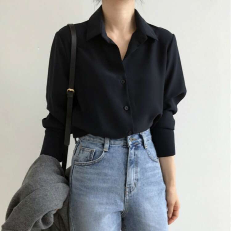 2022 Autumn Women's Long sleeved Spring Design Feeling Small and Popular Black Top Hong Kong Flavor Temperament Covering Belly Shirt