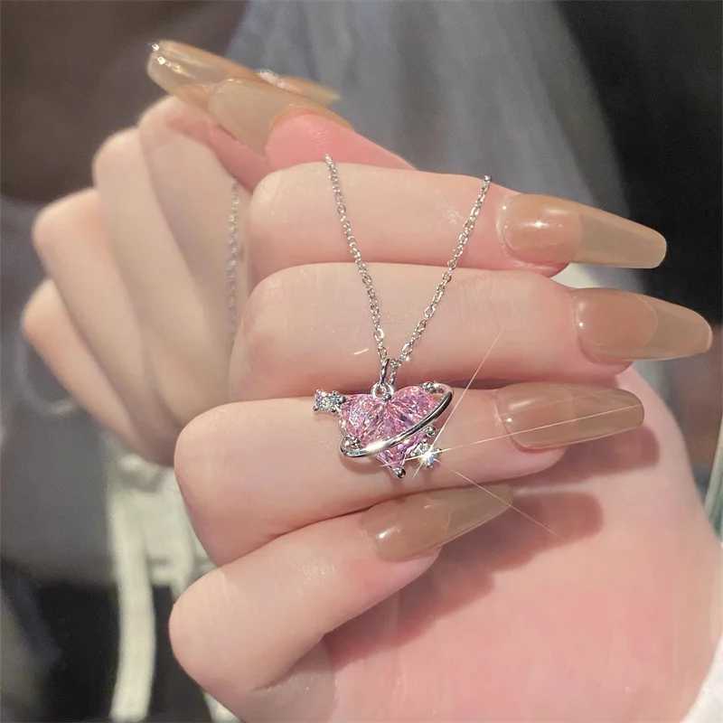 Y2K Pink Planet Heart Shaped Zircon Pendant Necklace Womens Fashion Aesthetics Cravik Chain Necklace Valentines Day Gift Party Jewelry W250318