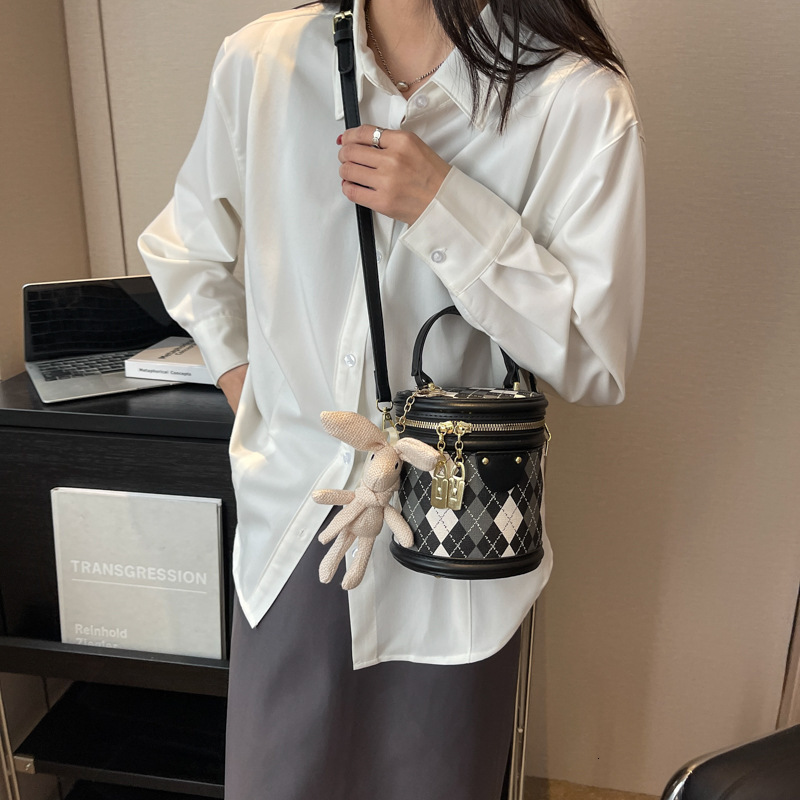 Minimalist Diamond Shaped Cylindrical Women's 2023 New Summer Fashion Casual Crossbody Bag, Portable Bucket Bag For Women Fashion Shoulder Bags