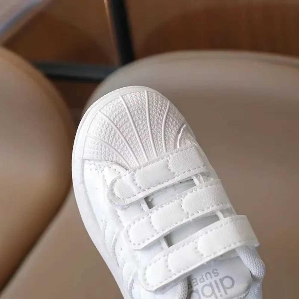 Childrens sports shoes childrens fashion design white anti slip casual shoes boys and girls hook breathable shoes childrens outdoor coaching machine W