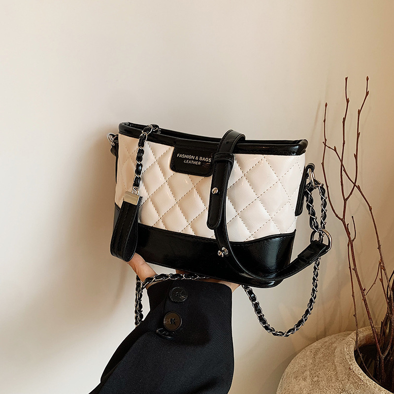 25 Summer New Lingge Chain High Quality Embroidery Thread Cross Handbag High End Designer Fashion Crossbody Bag Versatile Small Fragrant Women s Walle