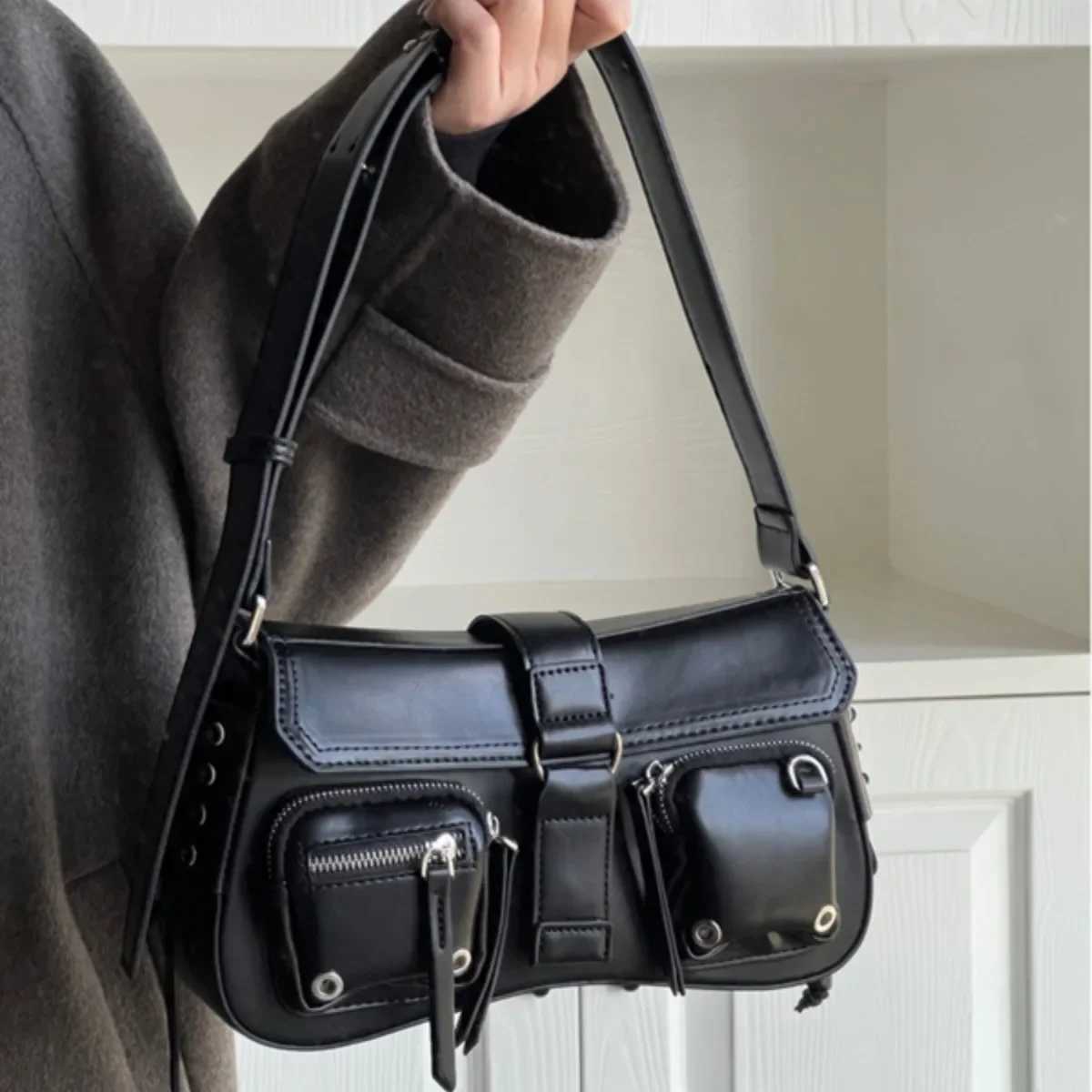 Trendy Cool Wens motorcycle bag niche design 2024 new underwear French bread bag single Shoder tilted cross bag Y250318