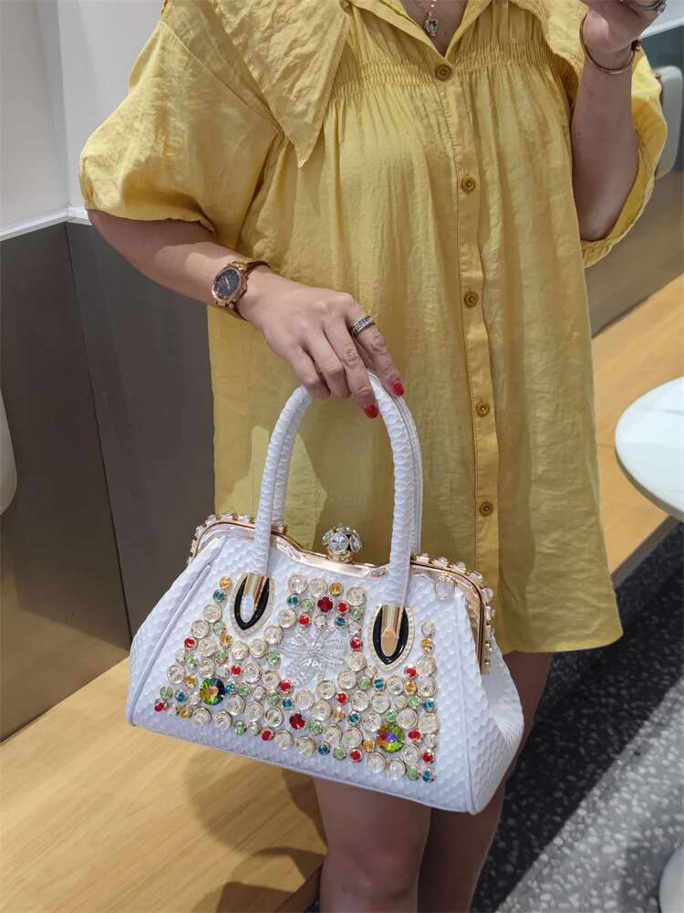 2024 New Light Handbag Fashion High-End Elegant Crossbody Shoulder Large Capacity Dia Women's Bag