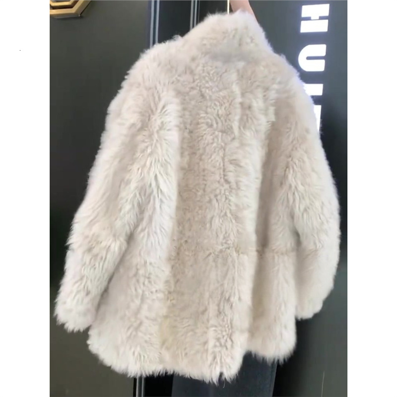White Xiaoxiang lamb wool coat for women 2024 new style, popular this year, beautiful Korean lazy style niche top