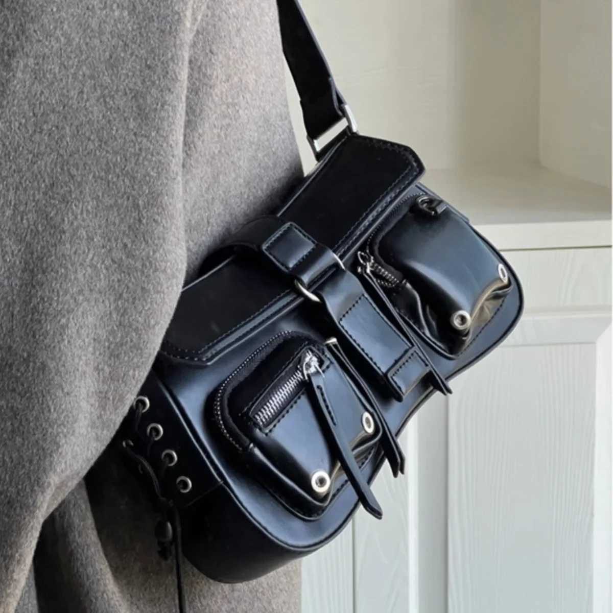 Trendy Cool Wens motorcycle bag niche design 2024 new underwear French bread bag single Shoder tilted cross bag Y250318