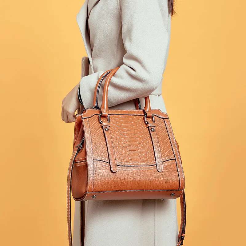 2023 New Design Ladies Cowhide Leather Handbags Snake Pattern Women Shoulder Bags Elegant Classic Female Crossbody Bag Brown