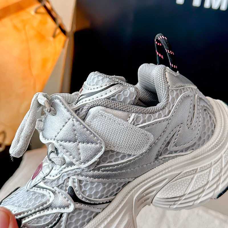 Student running shoes mesh breathable boys and girls casual sports shoes thick soft sole 2025 new fashion childrens sports shoes anti slip W250318