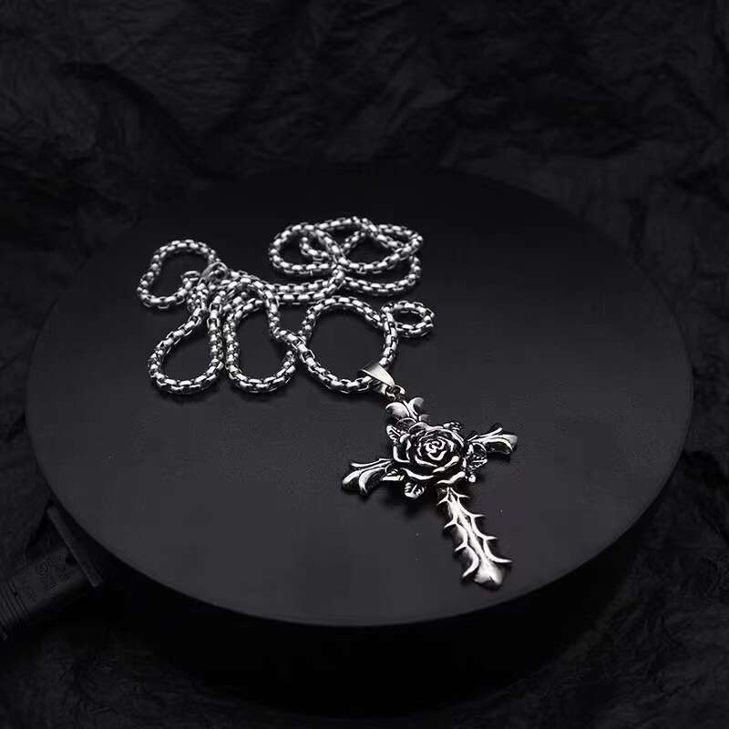 Fashionable trendsetters, rose cross, hip-hop style necklace, earth cool trampoe, couple, men's and women's sweater chain