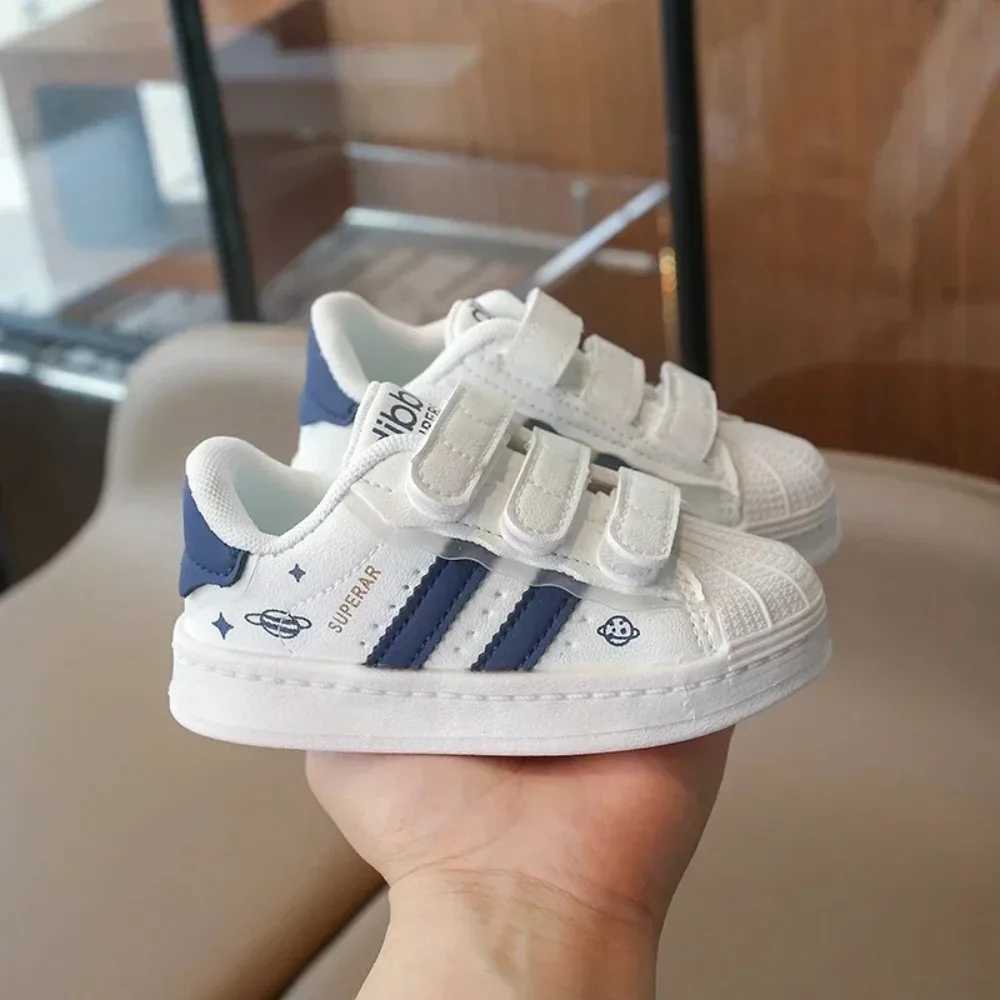 Childrens sports shoes childrens fashion design white anti slip casual shoes boys and girls hook breathable shoes childrens outdoor coaching machine W