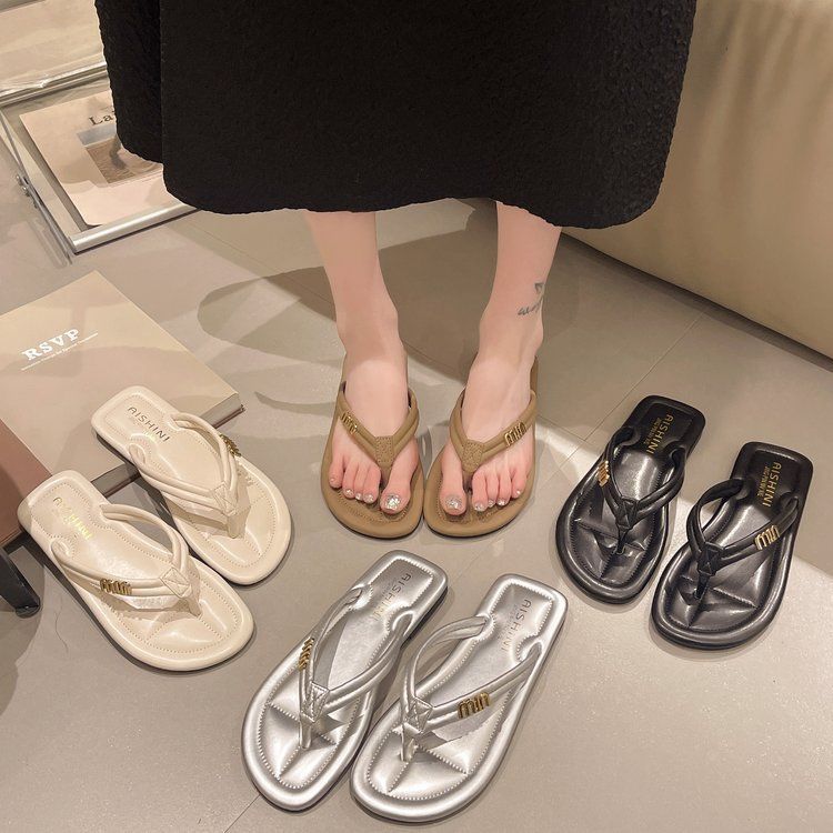 Women's flip-flops fashionable for outdoor wear in summernew flat-bottomed toe-clipping internet-famous sandals beach shoes