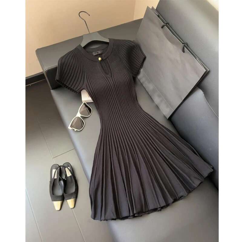 Autumn And Winter Gray Round Neck Cutout Knitted Dress Women's 2024 New Temperament Cinched Waist Pleated Base Midi Skirt
