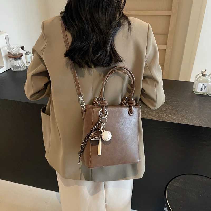 High quality handbag suitable for warm Mti accessories large capacity Shoder cross shaped bucket bag with pendant 2024 luxury handbag Y250318