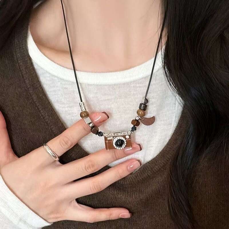 2024 new brown camera necklace, women's sweet, cool, spicy style hoodie chain, light , niche design accessories